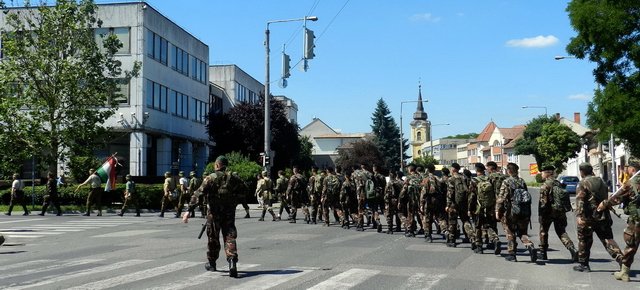 Emlékmenet a katonahősökért 2017 06
